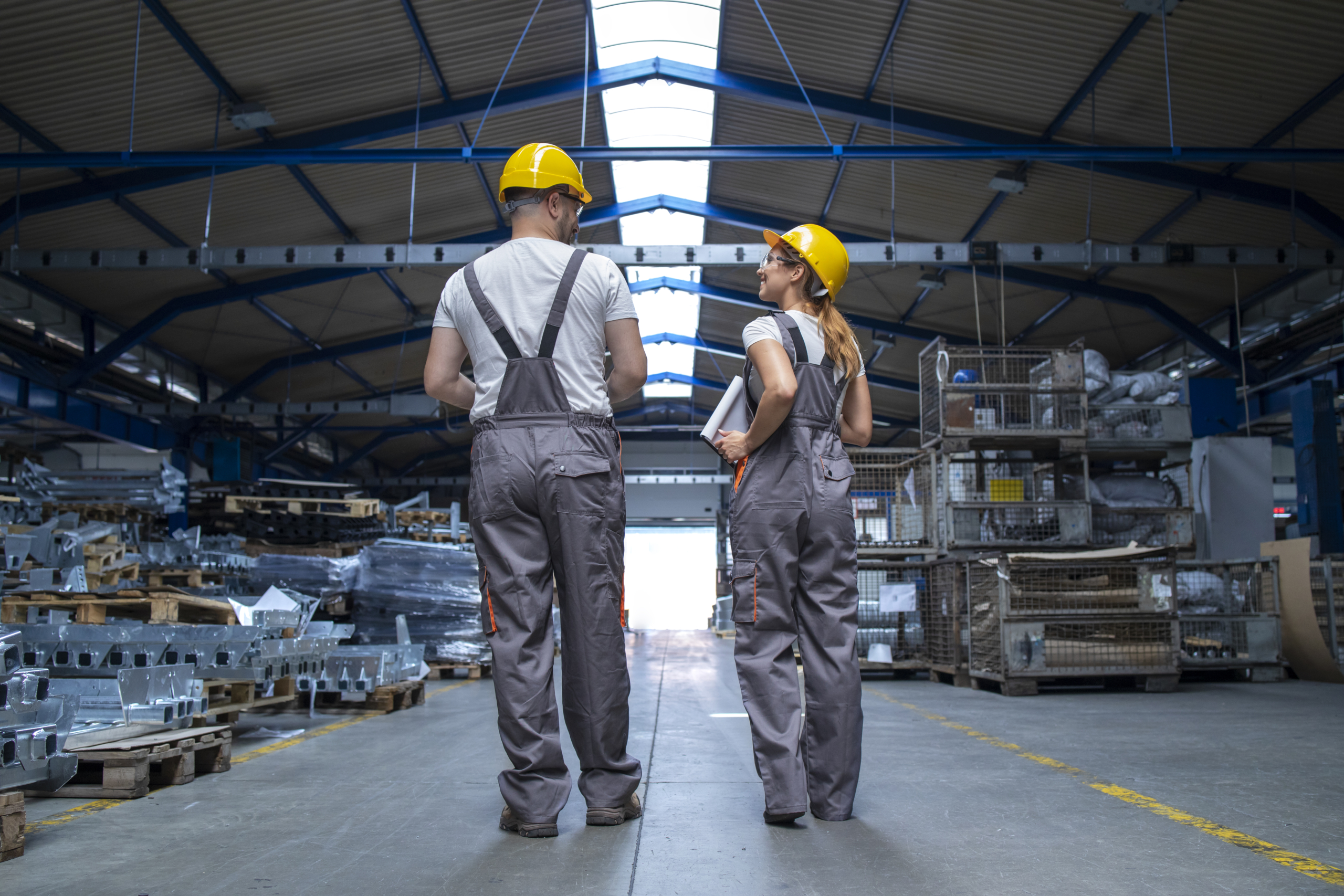 Arbeiter laufen durch die Halle